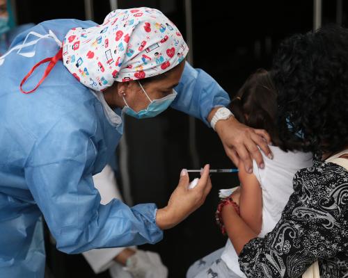 FotografoFoto Alcaldía de Medelllín:Medellín reactiva la aplicación de dosis de refuerzo contra covid-19 con la llegada de 11.600 vacunas. 